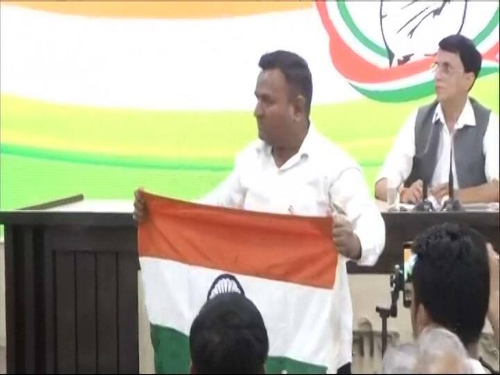 कांग्रेस मुख्यालय में प्रेस कॉन्फ्रेंस के दौरान हंगामा, शख्स ने कहा- योगी को अजय सिंह बिष्ट कहना संस्कृति के खिलाफ A man interrupts the media briefing by Congress in delhi headquarter कांग्रेस मुख्यालय में प्रेस कॉन्फ्रेंस के दौरान हंगामा, शख्स ने कहा- योगी को अजय सिंह बिष्ट कहना संस्कृति के खिलाफ