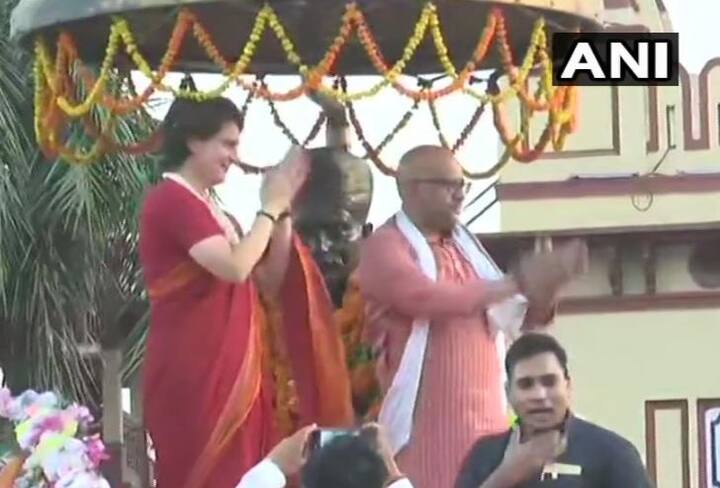 वाराणसी में आखिरी चरण में 19 मई को वोटिंग है और इससे पहले आज काशी में प्रियंका गांधी ने शक्ति प्रदर्शन किया. वाराणसी के लंका स्थित मालवीय प्रतिमा पर माल्यार्पण कर प्रियंका ने रोड शो शुरू किया. इस दौरान उनके साथ वाराणसी से कांग्रेस प्रत्याशी अजय राय और छत्तीसगढ़ के मुख्यमंत्री भूपेश बघेल मौजूद रहे.