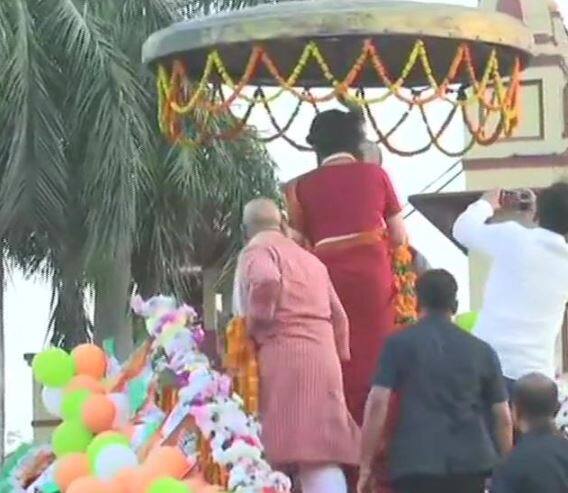 प्रियंका के रोडशो के दौरान सभी उनकी एक झलक पाने के लिए आतुर दिखे. जैसे ही उनका काफिला रविदास गेट पहुंचा, वहां खड़े लोगों ने प्रियंका के समर्थन में जमकर नारे लगाए. कांग्रेस ने इस सीट पर मोदी के खिलाफ अजय राय को अपना उम्मीदवार बनाया है. सपा ने इस सीट पर शालिनी यादव को अपना उम्मीदवार बनाया है.