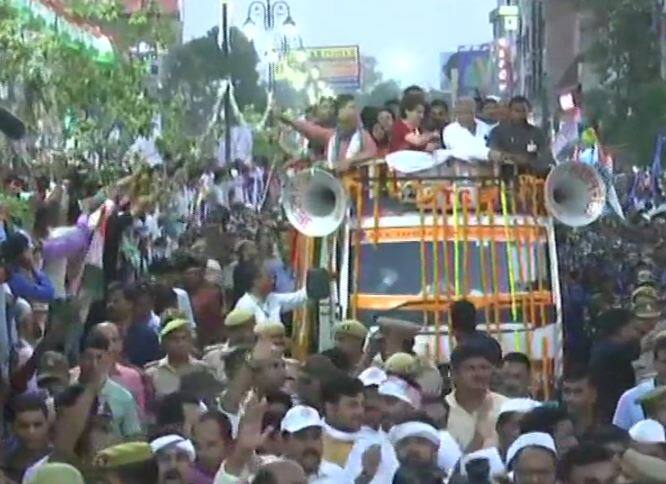 रोडशो शामिल होने के लिए कांग्रेसियों का भारी जन समूह उमड़ पड़ा. प्रियंका ने सड़क पर खड़ी जनता का हाथ हिलाकर अभिवादन किया, और डिवाइडर पर खड़े लोगों से हाथ मिलाया.