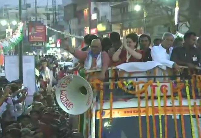 प्रियंका गांधी का आज बनारस के कांग्रेस प्रत्याशी अजय राय के पक्ष में रोड शो किया. इस दौरान उन्होंने काशी विश्वनाथ और कालभैरव मंदिर में दर्शन पूजन भी किया. रोड शो बनारस हिंदू यूनिवर्सिटी (बीएचयू) के गेट पर मदन मोहन मालवीय की प्रतिमा से शुरू होकर दशाश्वमेध घाट पर जाकर खत्म हुआ. मोदी का रोड शो भी 25 अप्रैल को इन्हीं जगहों पर शुरू और खत्म हुआ था.