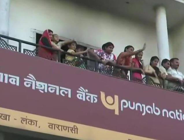 रोड शो को लेकर कांग्रेसी कार्यकर्ताओं में खासा उत्साह नजर आया. रोड शो के दौरान शहनाई और डमरू के साथ शंखनाद की भी व्यवस्था की गई थी. साथ ही पूरे रोड शो के दौरान पुष्पवर्षा की भी व्यवस्था की गई थी.