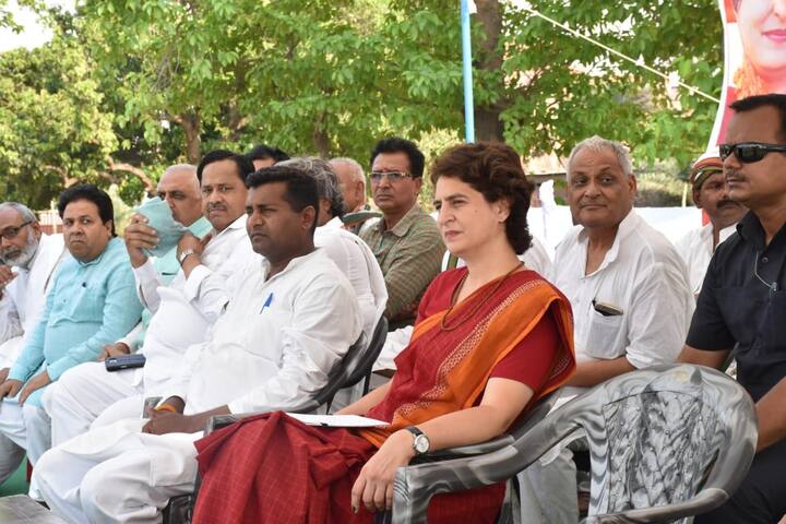 उन्होंने भाषण के दौरान मोदी सरकार पर हमला बोला और कहा की यह सरकार मगरूर सरकार है. उन्होंने सरकार की नाकामियों और गोरखपुर बीआरडी मेडिकल कालेज में ऑक्सीजन की कमी से हुई बच्चो की मौत का जिक्र कहते हुए कहा कि बच्चे ऑक्सीजन की कमी से गुजर गए फिर भी आजतक यहां की स्वास्थ्य सुविधाएं बुरी परिस्थिति में हैं.