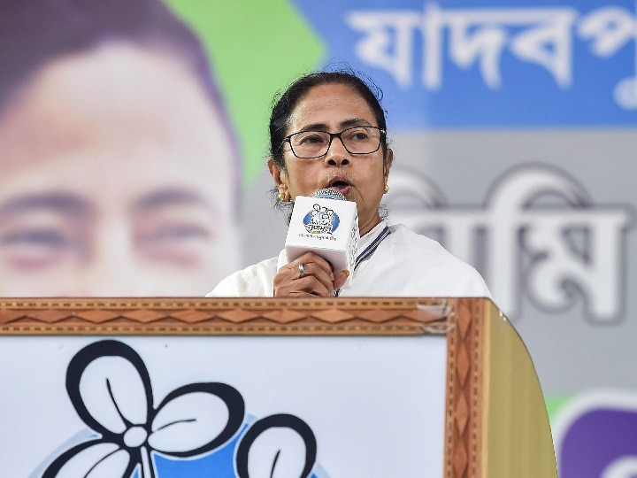 Mamata Banerjee TMC looks to bring back old guard in West Bengal लोकसभा चुनाव में BJP से मिली कड़ी चुनौती के बाद 'खफा' नेताओं को मना रही है TMC