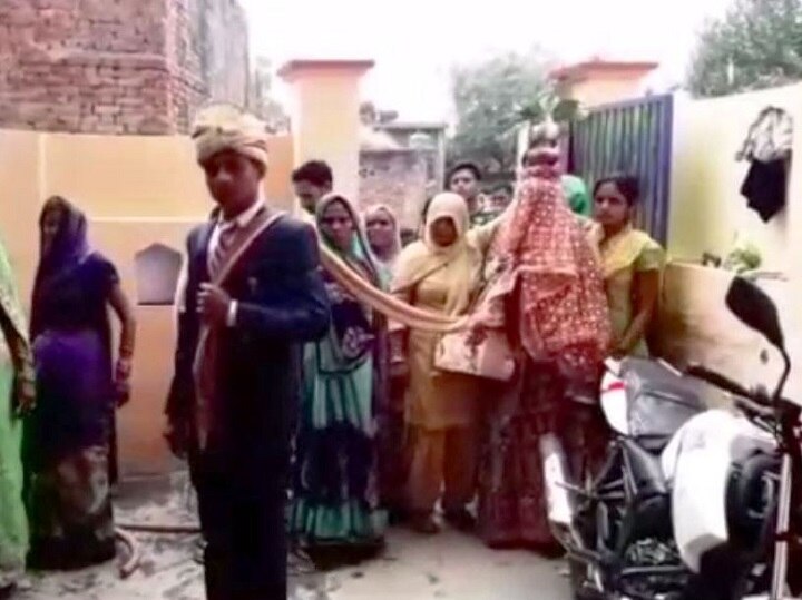 dalit groom stopped from entering to temple in uttar pradesh amroha यूपी: दलित दूल्हे को मंदिर में जाने से रोका, पुलिस की मौजूदगी में मंदिर पहुंचे दूल्हा-दुल्हन