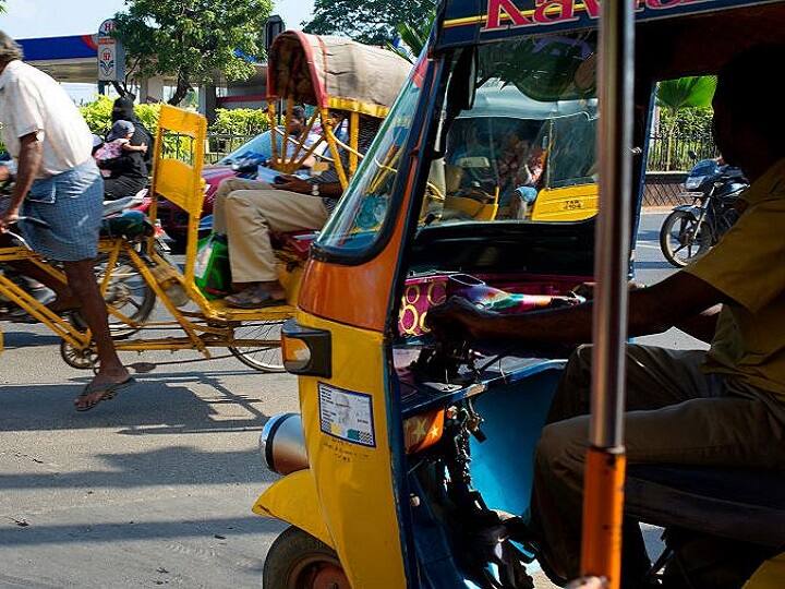 muslim auto rickshaw driver take hindu woman to hospital during curfue प्रसव पीड़ा से कराह रही थी हिंदू महिला, मुस्लिम ऑटो ड्राइवर ने कर्फ्यू तोड़कर पहुंचाया अस्पताल