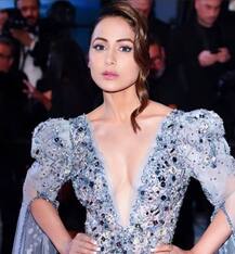 Cannes 2019: सिल्वर गाउन में रेड कार्पेट पर पहुंची हिना खान, देखें खास तस्वीरें