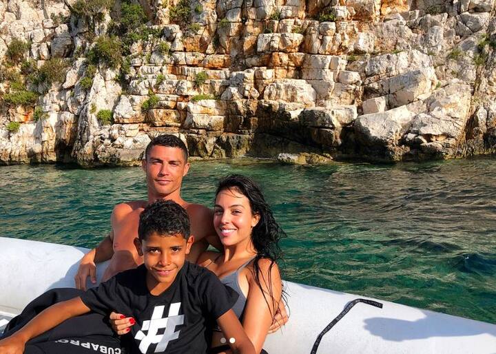 क्रिस्टियानो रोनाल्डो अपनी धमाकेदार खेल के लिए जाने जाते हैं. रोनाल्डो अब तक पांच बार बेलोन डिओर पुरस्कार जीत चुके हैं. 