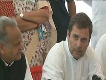 अलवर गैंगरेप: 20 दिन बाद पीड़ित से मिले राहुल गांधी, न्याय का दिया भरोसा, पीएम मोदी ने उठाए सवाल