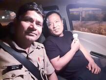 नोएडा: पुलिसकर्मी ने जंगल में भटक गए चीन के शख्स को वापस उसके ग्रुप से मिलवाया