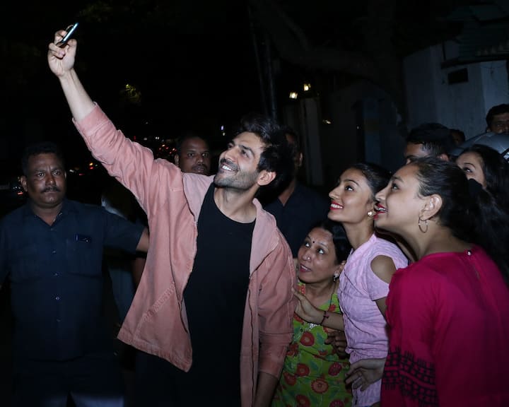 कार्तिक ने इस दौरान अपने फैंस के साथ काफी सारी सेल्फी भी लीं. (तस्वीर: मानव मंगलानी)
