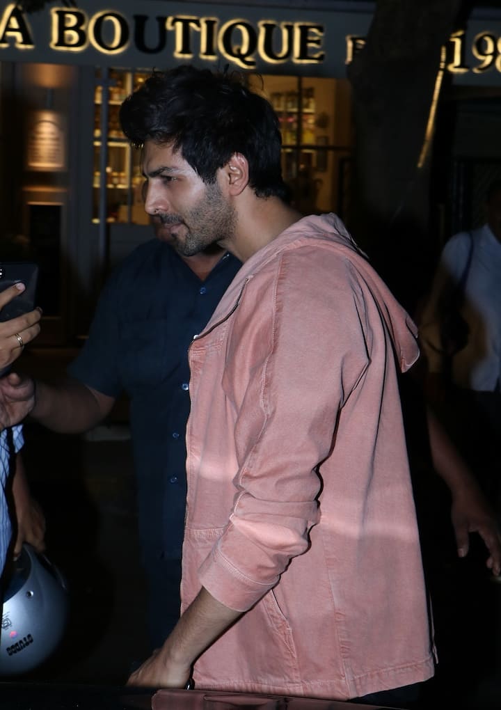बता दें कि जब से सारा ने कॉफी विद करण में कहा है कि वो कार्तिक आर्यन को डेट करना चाहती हैं. (तस्वीर: मानव मंगलानी)