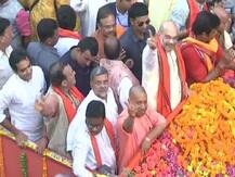 गोरखपुर: रविकिशन के लिए अमित शाह ने किया रोड शो, सीएम योगी भी रहे मौजूद