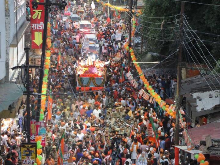  इस मौके पर सड़कों पर उमड़े कार्यकर्ताओं ने 'मोदी-मोदी' और 'योगी-योगी' के नारे से बीजेपी की ताकत का एहसास कराया. रोडशो में शामिल लाखों भाजपाई 'मोदी-योगी' के नारे लगा रहे थे. रोडशो शंखध्वनि और स्वस्ति वाचन के साथ शुरू हुआ.