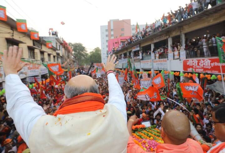 पारंपरिक परिधानों में सजे लोक कलाकार और गायकों की टीम की सुरीली आवाज में गाया गया गीत फिजा में घुलता रहा.