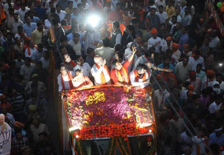 रोडशो के कारण पूरा शहर थम सा गया. खुले रथ पर सवार अमित शाह और मुख्यमंत्री आदित्यनाथ के हाथ हिलाते ही रोडशो में शामिल कार्यकर्ता और लोग नारेबाजी शुरू कर देते थे. इस मौके पर काशी से आए डमरू दल ने पूरे मौहाल को डमरू की ध्वनि से गुंजायमान कर दिया.