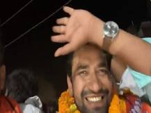 यूपी: वाराणसी में निरहुआ ने मोदी के लिए मांगे वोट, रिक्शा चलाकर काशी के लोगों से की ये अपील