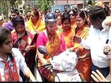 गोरखपुर: रविकिशन के समर्थन में स्मृति ईरानी ने निकाली रैली, पांच किलोमीटर तक चलाई स्कूटी