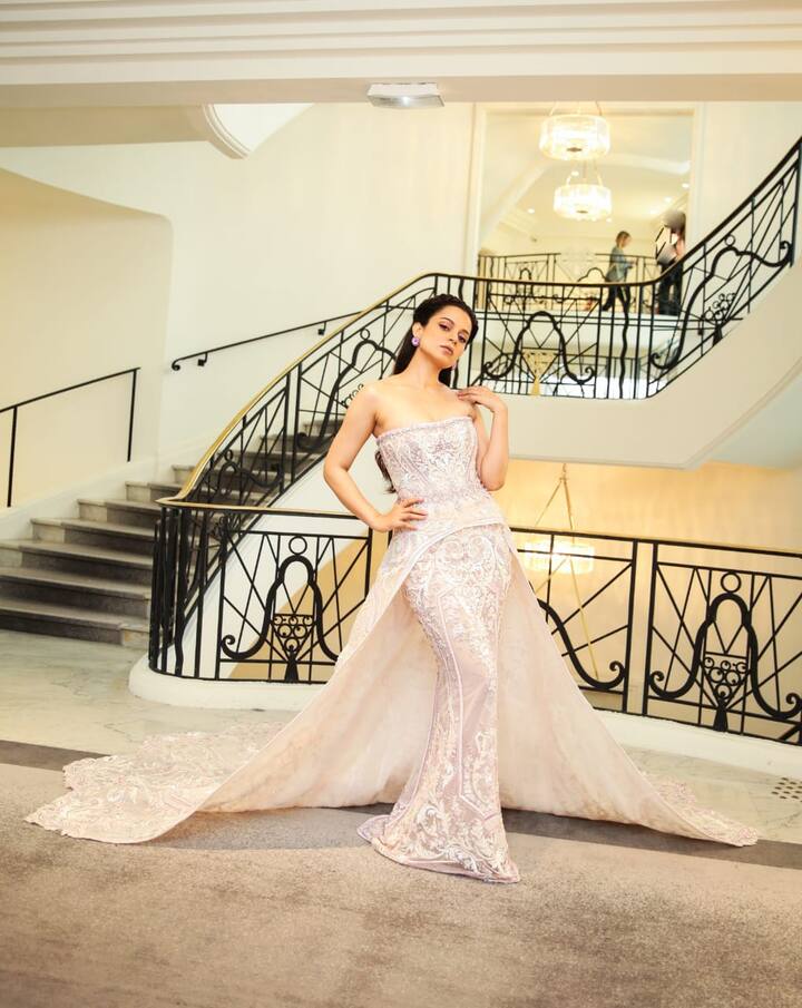 कंगना ने आज MICHAEL CINCO का पिंक गाउन पहना.