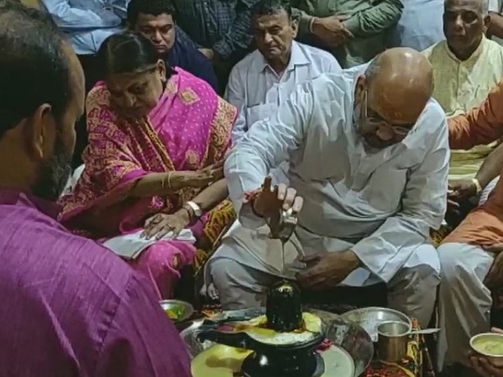 Gujarat- BJP President Amit Shah offers prayers at Somnath Temple गुजरात: अमित शाह ने सोमनाथ मंदिर में परिवार के साथ की पूजा-अर्चना