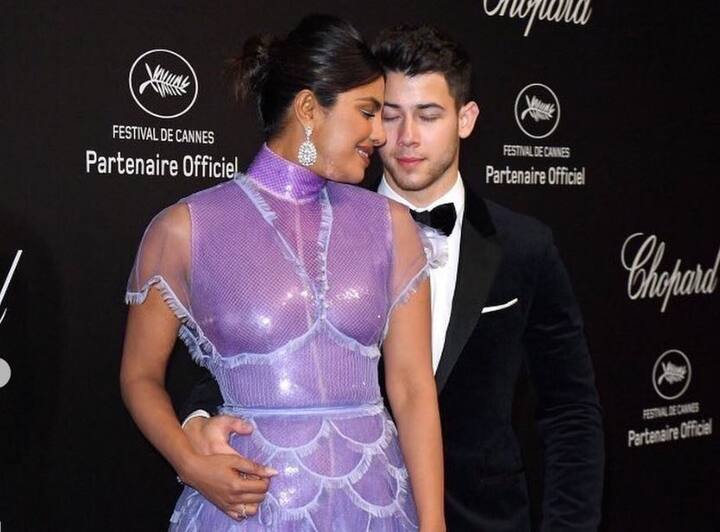 प्रियंका इस दौरान पर्पल शाइनी ड्रेस में नजर आईं तो वहीं निक जोनास ब्लैक सूट में नजर आए. (सभी तस्वीरें - इंस्टाग्राम))