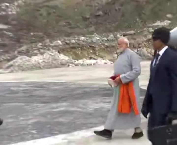 प्रधानमंत्री नरेंद्र मोदी केदारनाथ मंदिर में पूजा के दौरान विशेष परिधान में दिखे. 