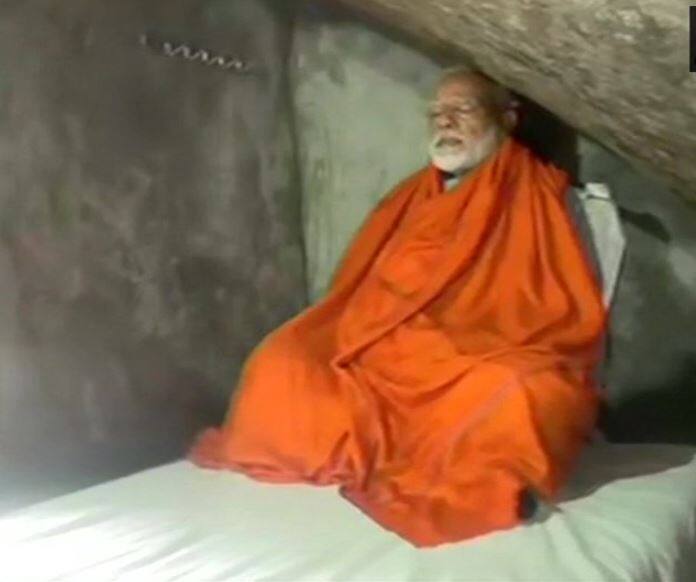 केदारनाथ मंदिर में पूजा अर्चना करने के बाद मोदी केदारनाथ क्षेत्र में बनी ध्यान गुफा में पहुंच गए हैं जहां वो ध्यान लगा रहे हैं.