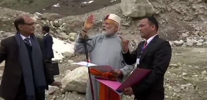 प्रधानमंत्री नरेंद्र मोदी केदारनाथ मंदिर में करीब आधे घंटे तक पूजा की और उसके बाद विकास कार्य का जायजा लिया.