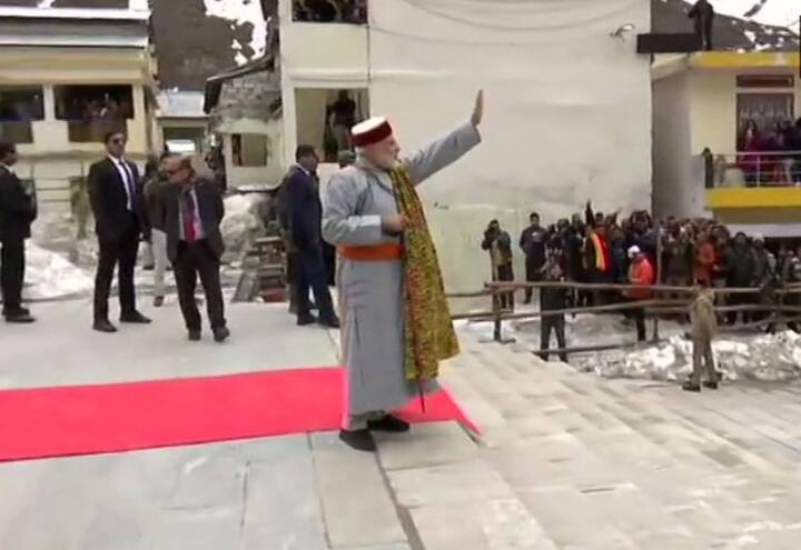 हेलीपैड से मंदिर पहुंचने के पैदल रास्ते के दोनों ओर मौजूद श्रद्धालुओं तथा स्थानीय जनता का उन्होंने हाथ हिलाकर अभिवादन किया.