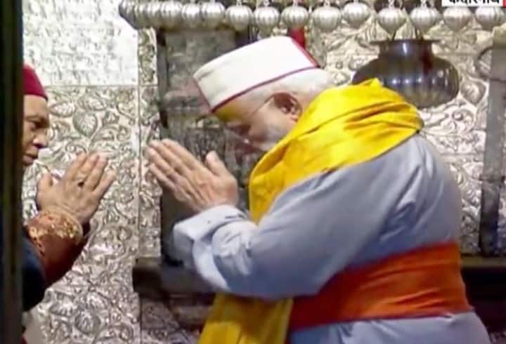 प्रधानमंत्री हेलीकॉप्टर से उतरने पर स्लेटी रंग के पहाड़ी परिधान और पहाड़ी टोपी पहने और कमर में केसरिया गमछा बांधे दिखाई दिए.