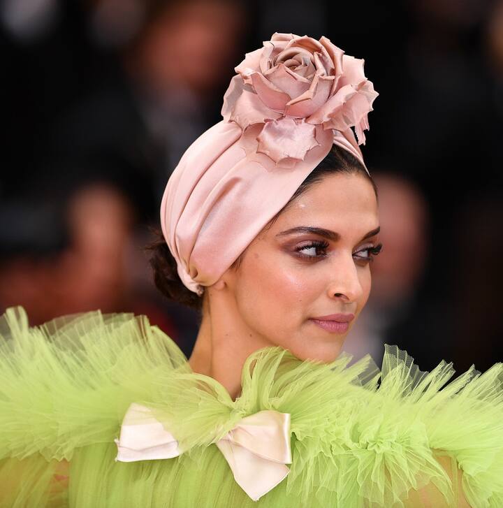 इस बार दीपिका ने ग्रीन कलर की ड्रेस पहनी हुई थीं. (Photo: Getty Images)