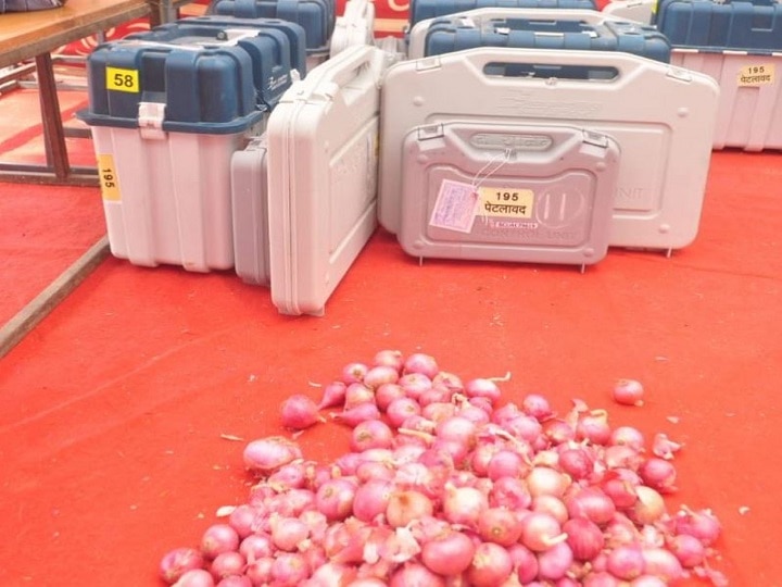 Lok Sabha Election 2019 Moving Over EVMs and VVPATs Jhabua Poll Officers Gear Up with Onions मध्य प्रदेश: झाबुआ में लू से बचने के लिए मतदान टीम को बांटा गया प्याज, कल होगी वोटिंग