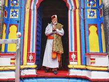 आखिरी चरण से पहले केदारनाथ धाम पहुंचे पीएम, गुफा के बाहर बनाया गया है मिनी पीएमओ