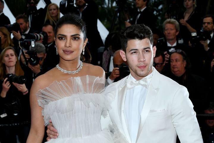 प्रियंका ने अपने इस लुक को डायमंड नेकलेस और ईयरपीस से पूरा किया था. (Photo: Getty Images)