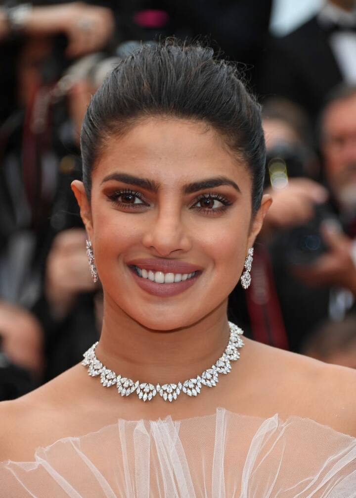 इसके साथ ही न्यूड मेकअप उनके इस लुक में कहीं ज्यादा जान डाल रहा था. (Photo: Getty Images)