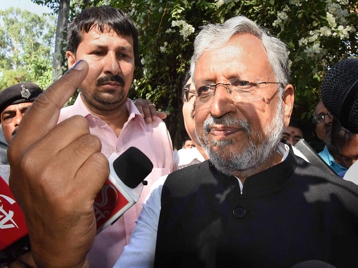 बिहार के उप-मुख्यमंत्री सुशील कुमार मोदी ने पटना में अपना वोट डाला. वोट डालने के बाद उन्होंने अपनी उंगली में लगी स्याही की निशान को दिखाया.