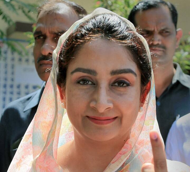 सात राज्यों के 59 सीटों पर सातवें और अंतिम चरण का मतदान जारी है. इस चरण में कई दिग्गजों के भाग्य का फैसला ईवीएम मशीन में कैद हो जाएगा. कई दिग्गजों ने अपने मताधिकार का प्रयोग किया. जिनमें से अकाली दल के नेता और बठिंडा से उम्मीदवार हरसिमरत कौर बादल भी शामिल हैं.