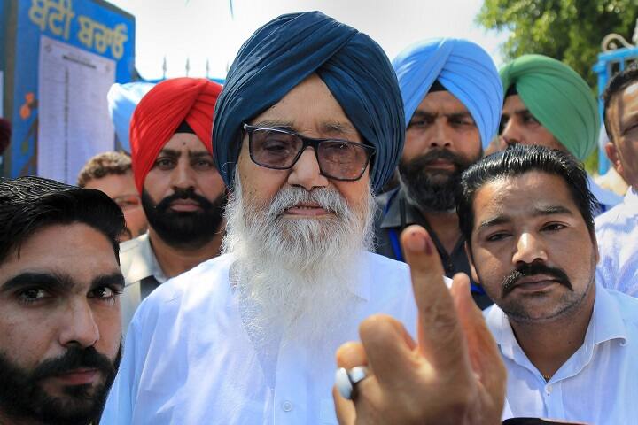 पंजाब के पूर्व मुख्यमंत्री और अकाली दल के कद्दावर नेता प्रकाश सिंह बादल ने भी अपने मताधिकार का प्रयोग किया. उन्होंने अपने गांव के पोलिंग बूथ पर अपना वोट डाला.
