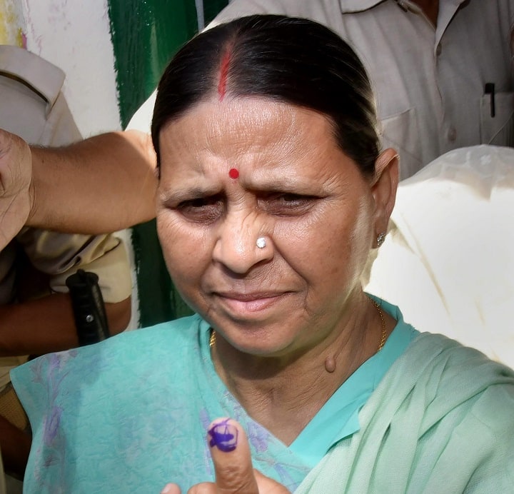 बिहार के पूर्व मुख्यमंत्री राबड़ी देवी ने भी अपने मताधिकार का प्रयोग किया.
