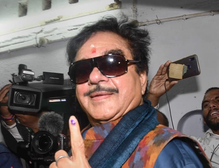पटना साहिब सीट से कांग्रेस के टिकट पर चुनावी मैदान में उतरे शत्रुघ्न सिन्हा ने अपना वोट डाला. हाल ही में वह बीजेपी छोड़ कांग्रेस में शामिल हुए हैं. जिसके बाद कांग्रेस ने उन्हें पटना साहिब सीट से उम्मीदवार बनाया है.