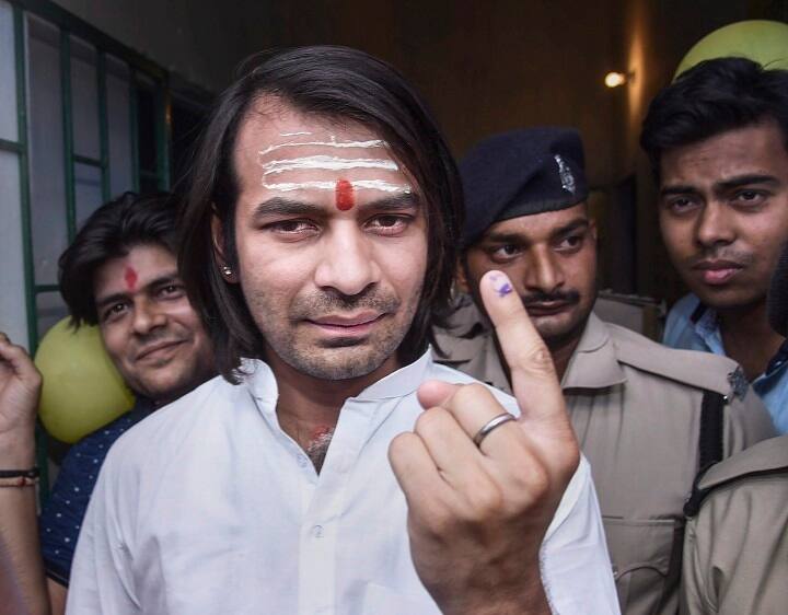 परिवार से नाराज चल रहे लालू यादव के बड़े बेटे तेजस्वी यादव ने अपना वोट डाला.