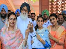 लोकसभा चुनाव 2019: अंतिम चरण में कई बादल, लालू परिवार समेत कई दिग्गजों ने डाले वोट, देखें तस्वीरें