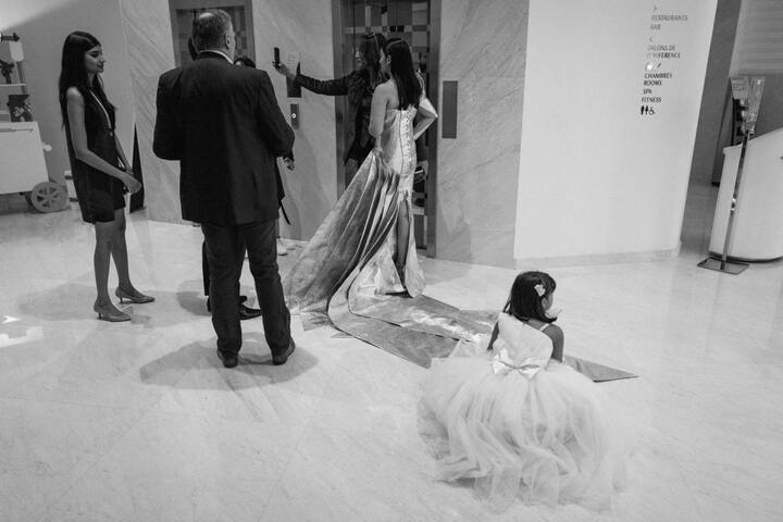 तस्वीरों में आप देख सकते हैं कि बिहाइंड द सीन आराध्या भी अपनी मम्मी की ड्रेस ठीक कर रही थीं. (Photo: Getty Images)