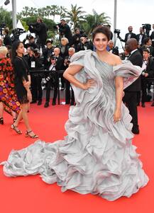 Cannes 2019: खूबसूरत अंदाज में रेड कार्पेट पर उतरीं हुमा कुरैशी, शानदार लुक की ये तस्वीरें आई सामने