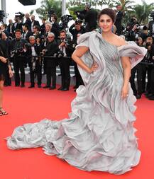 Cannes 2019: खूबसूरत अंदाज में रेड कार्पेट पर उतरीं हुमा कुरैशी, शानदार लुक की ये तस्वीरें आई सामने