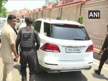 यूपी: एग्जिट पोल के आंकड़ों के बाद बदले हालात के बीच मायावती से मिलने उनके घर पहुंचे अखिलेश यादव