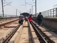 दिल्लीः येलो लाइन मेट्रो में खराबी, फंसी ट्रेनों में सांस लेने में हुई दिक्कत के बाद यात्रियों को इमरजेंसी गेट से निकाला गया