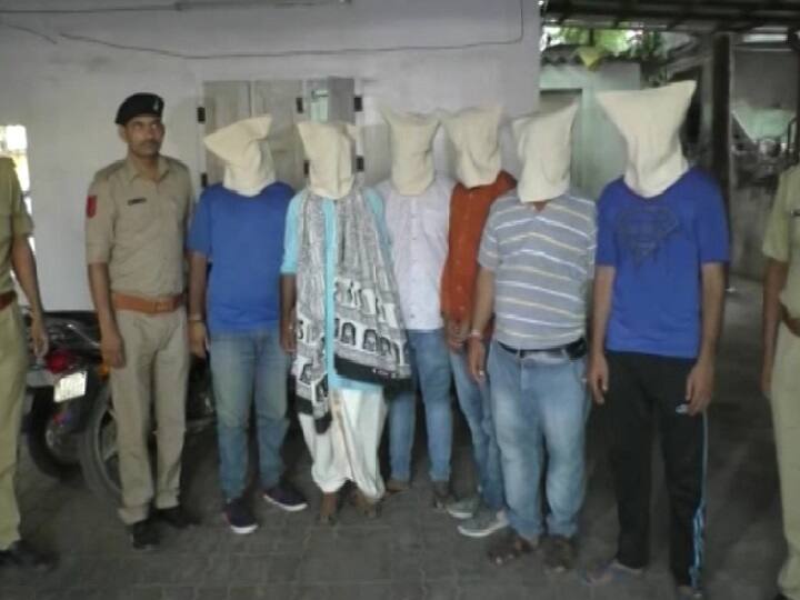 Hindu Mahasabha men Arrested for celebrating Mahatma Gandhi assassin Nathuram Godse birthday in Gujarat गुजरात: नाथूराम गोडसे का जन्मदिन मनाने के आरोप में हिंदू महासभा के 6 कार्यकर्ता गिरफ्तार