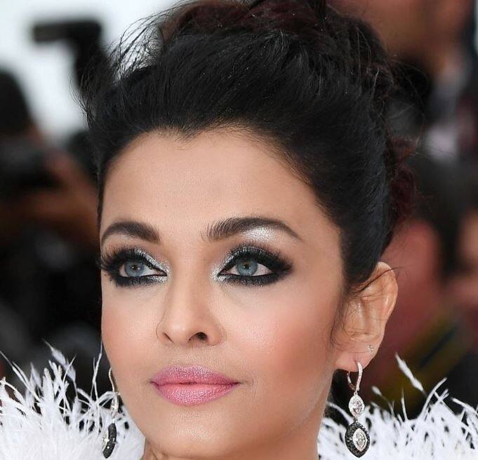 इस दौरान ऐश्वर्या राय बच्चन की खूबसूरती देखते ही बन रही थी और फैंस का उन पर से नजरें हटाना मुश्किल हो रहा था.