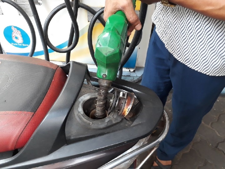 Fuel price today Petrol and diesel price increased चुनाव खत्म होने के बाद लगातार दूसरे दिन बढ़े तेल के दाम, पेट्रोल 71.17 रु. प्रति लीटर की दर पर पहुंचा
